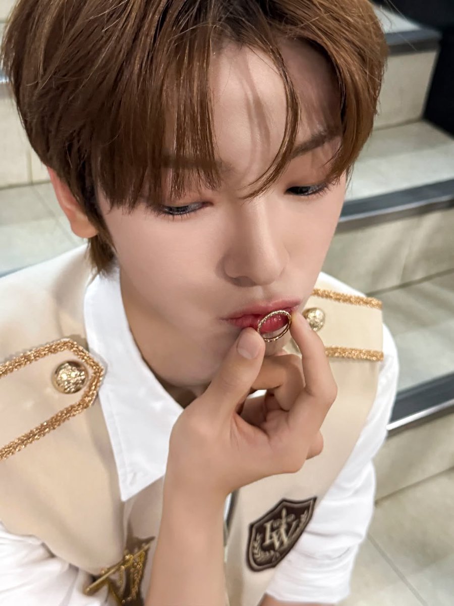 fredr1ckish's tweet photo. [behind the scene] 동생이 반지에 입 맞추고 끼워줫나보네 https://t.co/p9Hp2DMydO