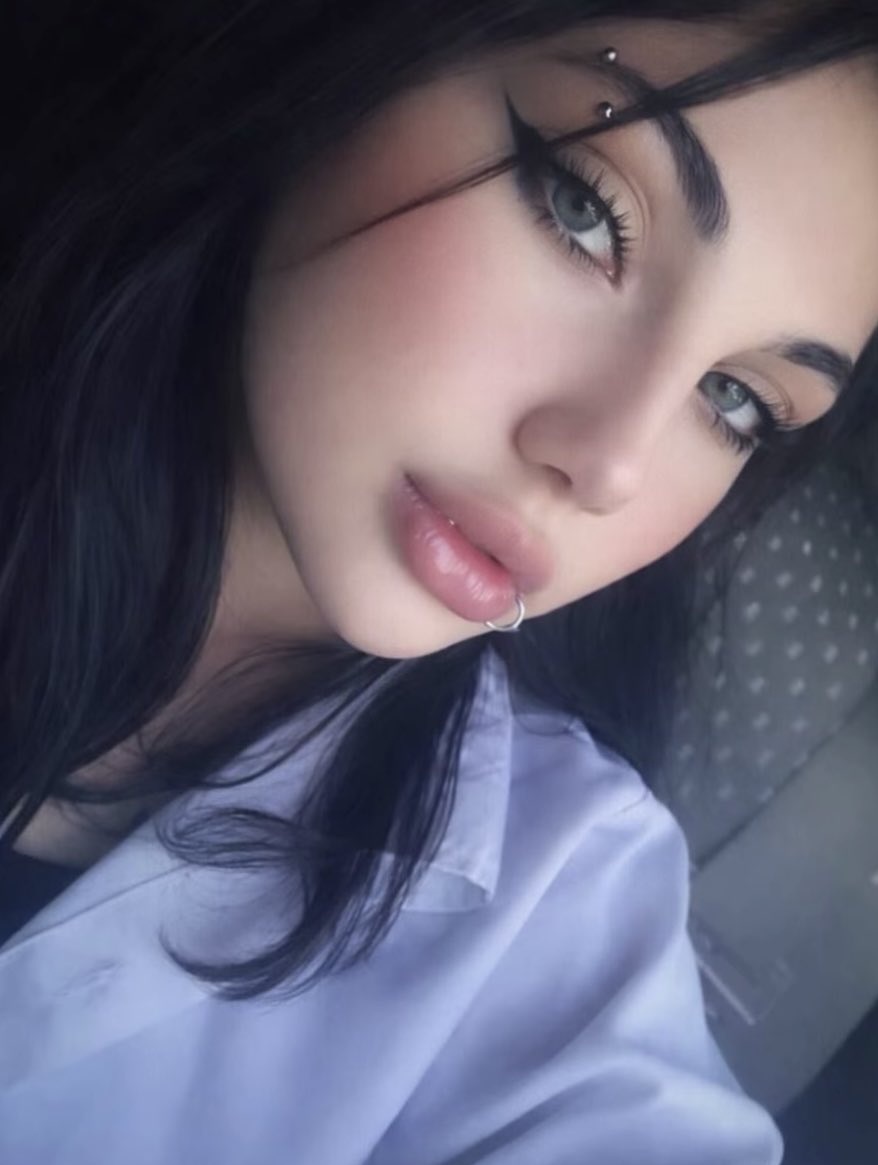 isamanyasin's tweet photo. صورتی متلاشی از باتوم و قلبی شکافته از گلوله جنگی؛ امیتیس صادقی، ۱۹ دی، تهرانپارس.

#امیتیس_صادقی https://t.co/woPWDVpIsx