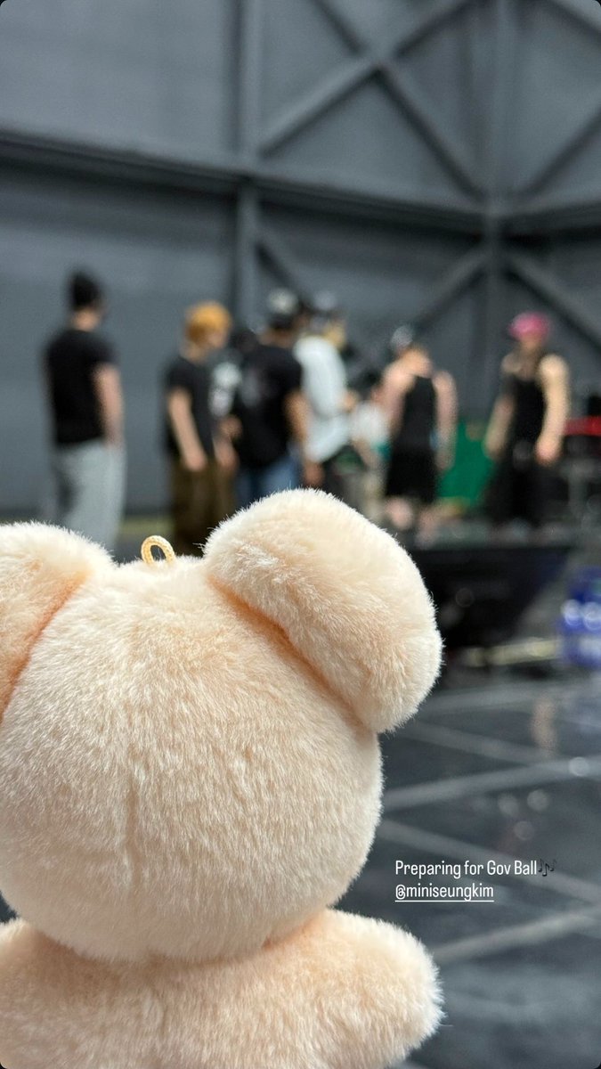staysday6's tweet photo. puppym preparing for gov ball in place of seungmin 🥹🤍 https://t.co/Y0SyjtyZCG