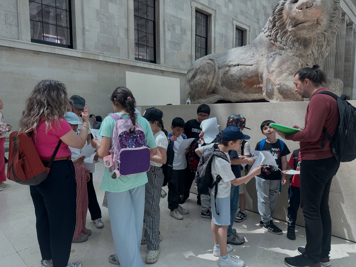 LondraEgitim's tweet photo. Aziziye Camii TDO öğrencileri, “Britanya Müzesi Müze Kiti Projesi” kapsamında öğretmenleri İlknur Gökcer ve İ. Caner Çoşkun rehberliğinde Britanya Müzesi’ni ziyaret etti. Öğrenciler, müzede sergilenen eserler üzerinden kültürel mirasımızın, dilimizin izlerini sürme fırsatı buldu. https://t.co/L6UmR7Giai