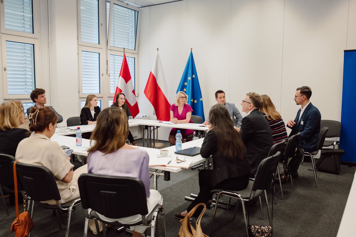 PLinSwitzerland's tweet photo. Za nami Polsko-Szwajcarskie Forum Technologiczne w Zurychu. Około 200 przedstawicieli administracji, biznesu i sektora technologicznego z Polski i Szwajcarii rozmawiało o półprzewodnikach, cyberbezpieczeństwie, AI i innowacjach. 
Razem możemy osiągnąć więcej.
#MSZ_RP #PAIH_PL https://t.co/PKMCTxJIFI