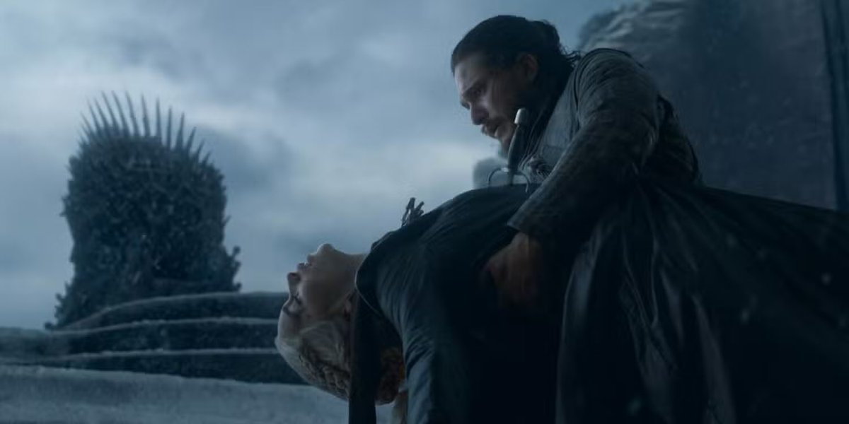 ToIkienverse's tweet photo. Amo Game of Thrones y es una de las mejores series jamas hechas, puede que la mejor. Eso NADIE lo puede negar. 

Pero su final fue HORRIBLE. Y destruyó el legado que construyó durante casi 10 años. 

El final no fue épico, ni emotivo, ni satisfactorio, ni siquiera tuvo sentido con la trama y los propios personajes que nos habían introducido a lo largo de 8 temporadas. 

A día de hoy me siento estafado y ojalá hubiesen hecho el final con el mismo amor con el que empezaron la serie porque a día de hoy podría considerarse una obra maestra y me duele que no sea así. 

Gracias a su “gran” final ahora ya no se sigue hablando de ella como se debería de una serie de su calibre. 

De El Señor de los Anillos se sigue hablando mas o igual y han pasado mas de 20 años. Una autentica pena.