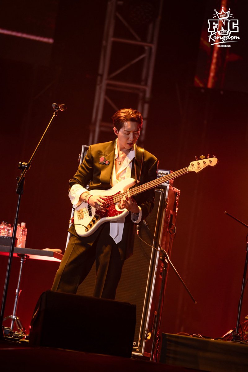zk_shin91_m's tweet photo. Fenderさん！！ぜひともCNBLUE イ・ジョンシンさんもよろしくお願いいたします🥺🙏

#Fender #CNBLUE #씨엔블루 #LeeJungShin #이정신 https://t.co/l67DtS8mMT