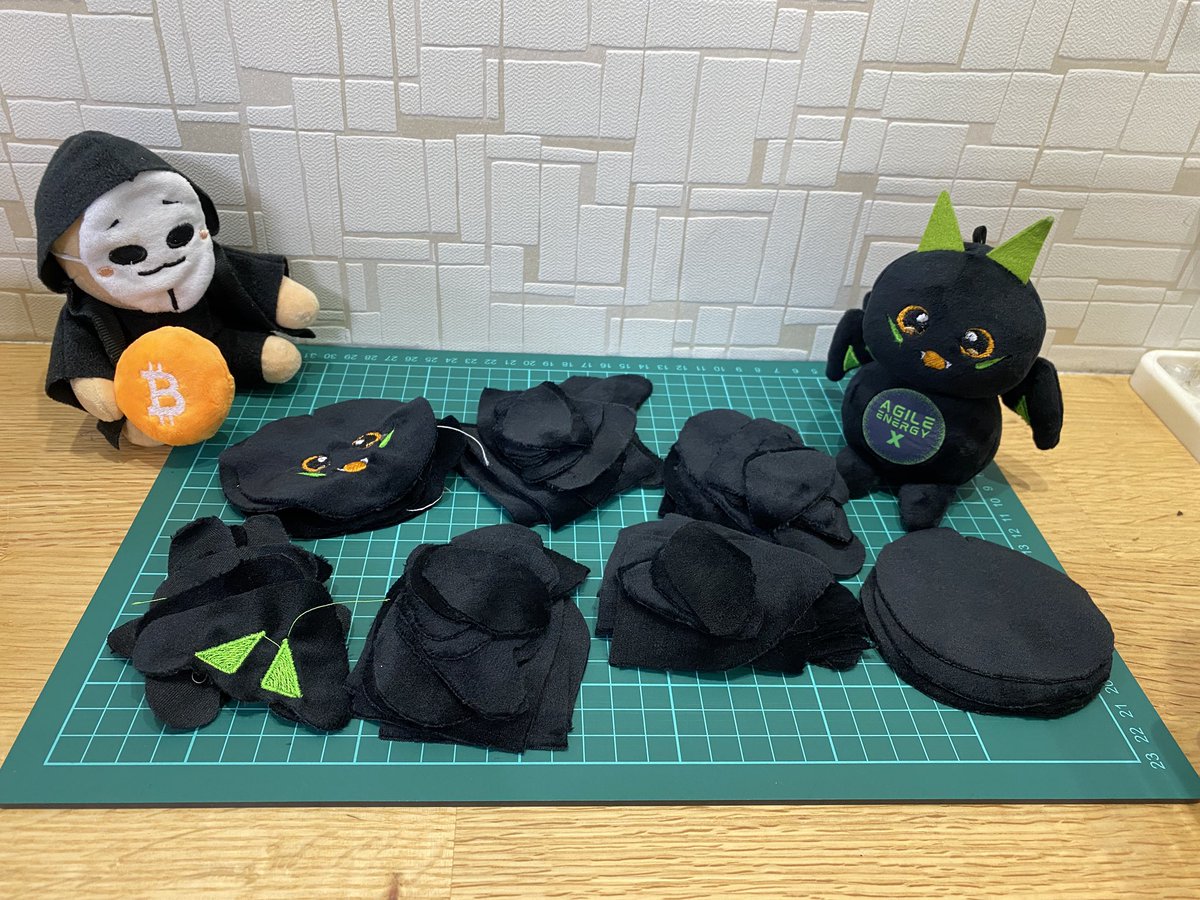 MakingWavesBTC's tweet photo. Today I worked on cutting the fabric for the ALEX plushies.
For the black fabric, I have to mark the pattern pieces with a white pen, which is surprisingly tricky. In fact, it takes more than twice as long as working with other fabric colors 🖊️ https://t.co/NUWDhpKlCd
