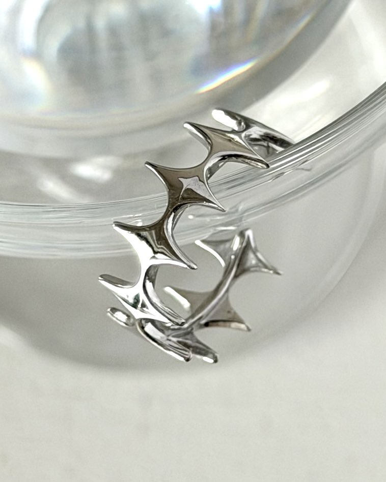 pomum_nail's tweet photo. diamond shaped ring
✦✦✦✦✦✦✦✦✦✦✦✦✦
星々を並べたようなデザインがさりげなく個性を引き立てるリング。
リング内側にインナーリングがあることで、着用時に指から浮いているような見た目になっています✦
現在販売中.𖥔 ݁ ˖ https://t.co/KfF9WfSbzP