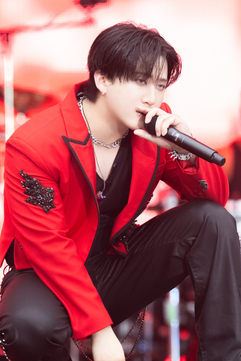 aboutchangbin's tweet photo. how does anyone have a face like this. truly phenomenal, a STUNNER https://t.co/TrFz9X6QdM