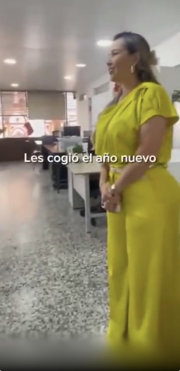 JaimeAvenc's tweet photo. Está no fue la alcaldesa que llegó el 2 de enero de 2025 a la alcaldía para hacer su show mediático porque los contratistas no estaban trabajando y luego se descubrió de que no estaban laborando porque sus contratos habían terminado el 31 de diciembre y esta señora esperaba que trabajaran “gratis” todo el mes de enero para ganarse la renovación del contrato como hacen en TODAS LAS ALCALDÍAS? Pues hoy la acaban de imputarla por corrupta y presuntamente haberse robado la comida de los niños. Adivinen por quién va a votar 🐯