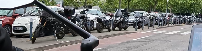 VeloToulousain's tweet photo. #motards et respect des #piétons, l'équation impossible... https://t.co/nUqLNqzkc8