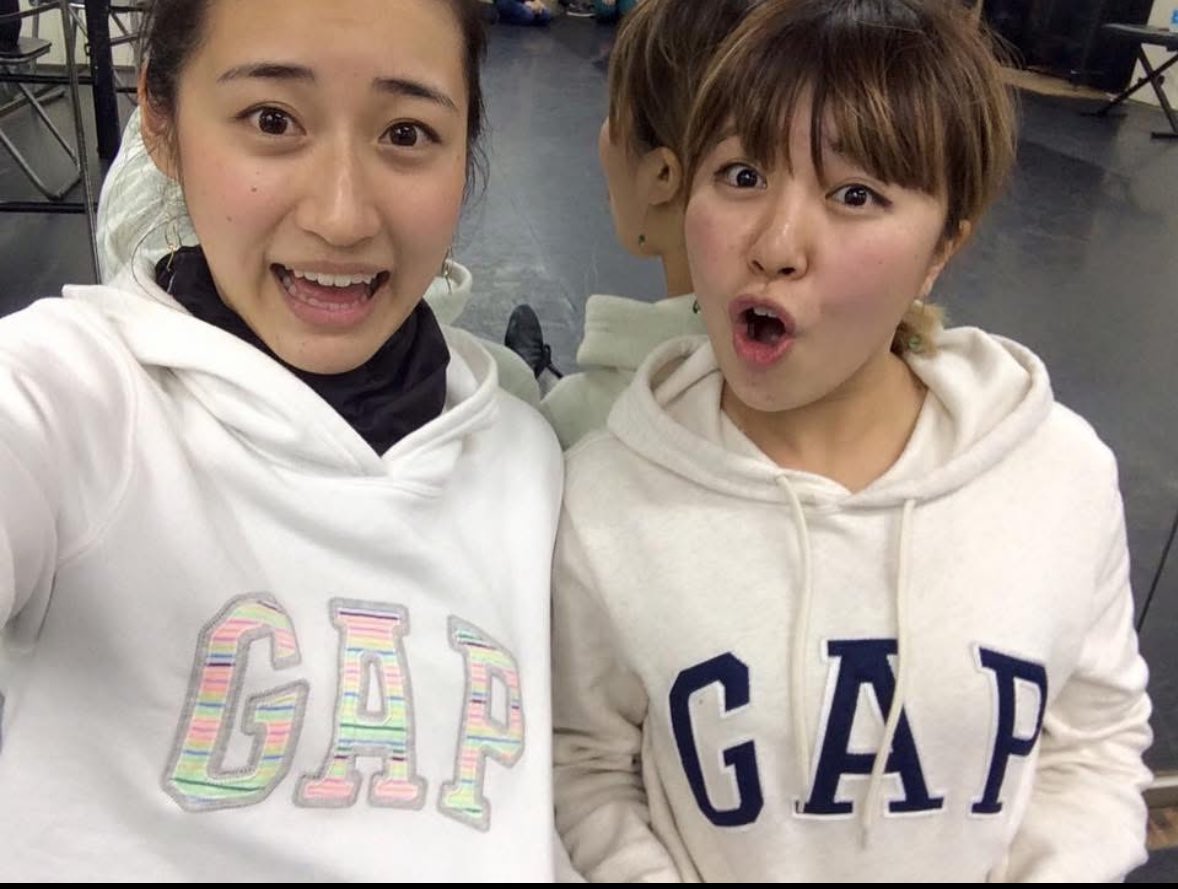 mocaparty2's tweet photo. 稽古場でパカーが被った10年前のりんちゃんとわたしに教えてあげたい、10年後…
なにやら楽しいこと一緒にできるんだよってね！　🤭💙 https://t.co/PAz1yxZakO