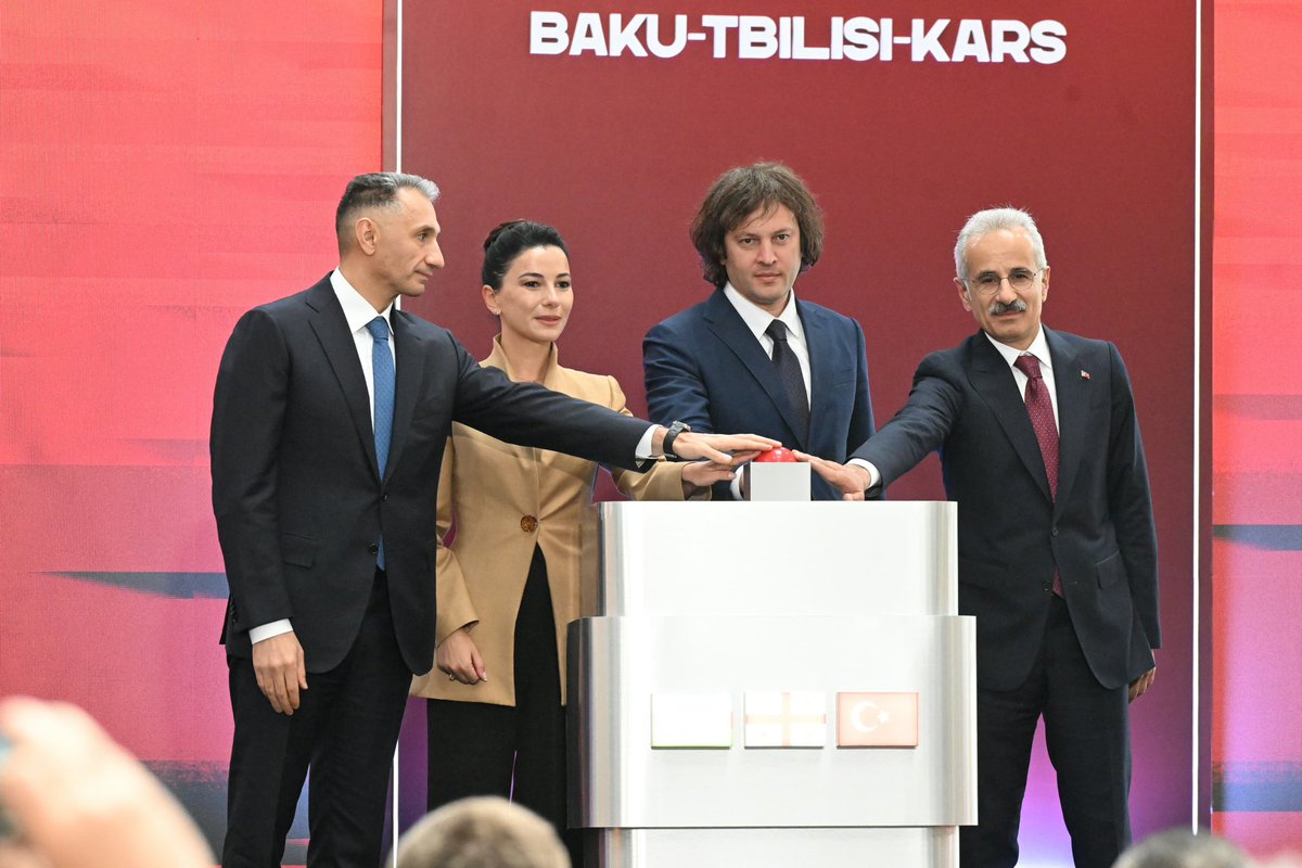 a_uraloglu's tweet photo. Gürcistan Başbakanı Sayın İrakli Kobahidze, Gürcistan Ekonomi ve Sürdürülebilir Kalkınma Bakanı Sayın Mariam Kvrivishvili ve Azerbaycan Dijital Gelişim ve Ulaştırma Bakanı Sayın Reşad Nebiyev ile birlikte Bakü-Tiflis-Kars Demiryolu Hattı’nda tarihi bir dönemin başlangıcını, hep birlikte butona basarak ilan ettik. ⏺️

Gürcistan kesimindeki altyapı çalışmalarının tamamlanmasıyla birlikte Bakü-Tiflis-Kars Demiryolu Hattı daha etkin ve verimli bir işletme yapısına kavuşurken, Orta Koridor’un taşıma kapasitesi ve stratejik gücü de önemli ölçüde artıyor. 🚆

Ortak vizyonumuzu yansıtan bu anlamlı adımla birlikte bölgesel ticaretin güçlenmesine, tedarik zincirlerinin daha dirençli hale gelmesine ve ülkelerimiz arasındaki bağlantıların daha da kuvvetlenmesine katkı sağlanacak. 📈

Bakü-Tiflis-Kars Demiryolu Hattı, bölgesel ticaretin, lojistiğin ve küresel bağlantısallığın en önemli güzergâhlarından biri olarak yoluna daha güçlü şekilde devam ediyor. ✨

📍Gürcistan | Ahılkelek

#TürkiyeHızlanıyor 🇹🇷