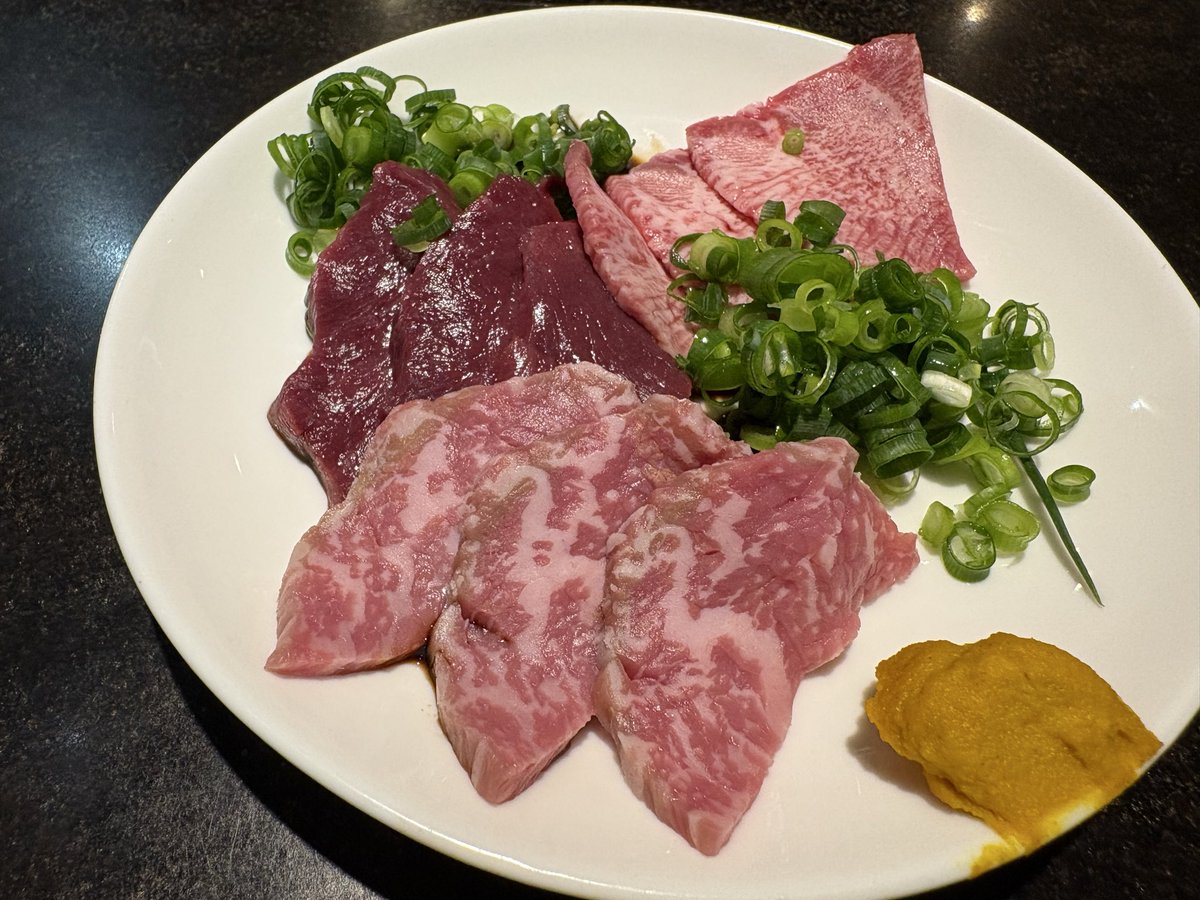 delsolmito's tweet photo. 貸切で近江牛の焼肉三昧！
大将の美味しい小鉢各種、キムチの盛り合わせ、肉刺しから始まり、
合間にテール焼き、ホルモン煮込みと肉のフルコース💓
締めは牛すじカレーと肉そばで👍 https://t.co/1iwnilor0B
