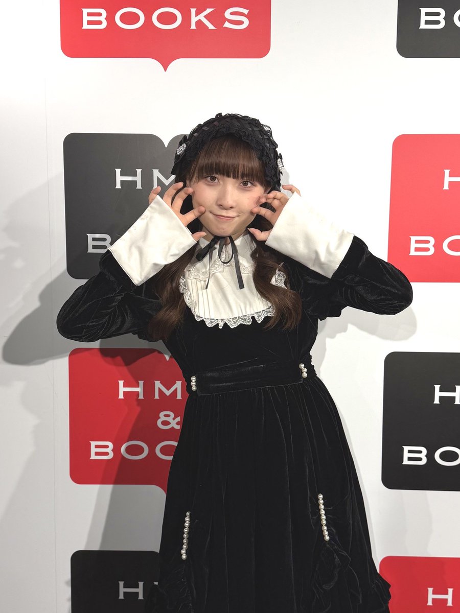 HmvBooksShibuya's tweet photo. 【#BEYOOOOONDS #高瀬くるみ】@BEYOOOOONDS_ @kurumi_takase
本日【ありがとうチェキ会/フォトエッセイ「beyond myself」発売記念イベント】を開催🐼💚
特別にサインと各部のお写真を頂きました💫
卒業までも、卒業後も益々のご活躍を心から応援しています😭
またのイベント開催をお待ちしております🙇 https://t.co/HdtvvNkh8r
