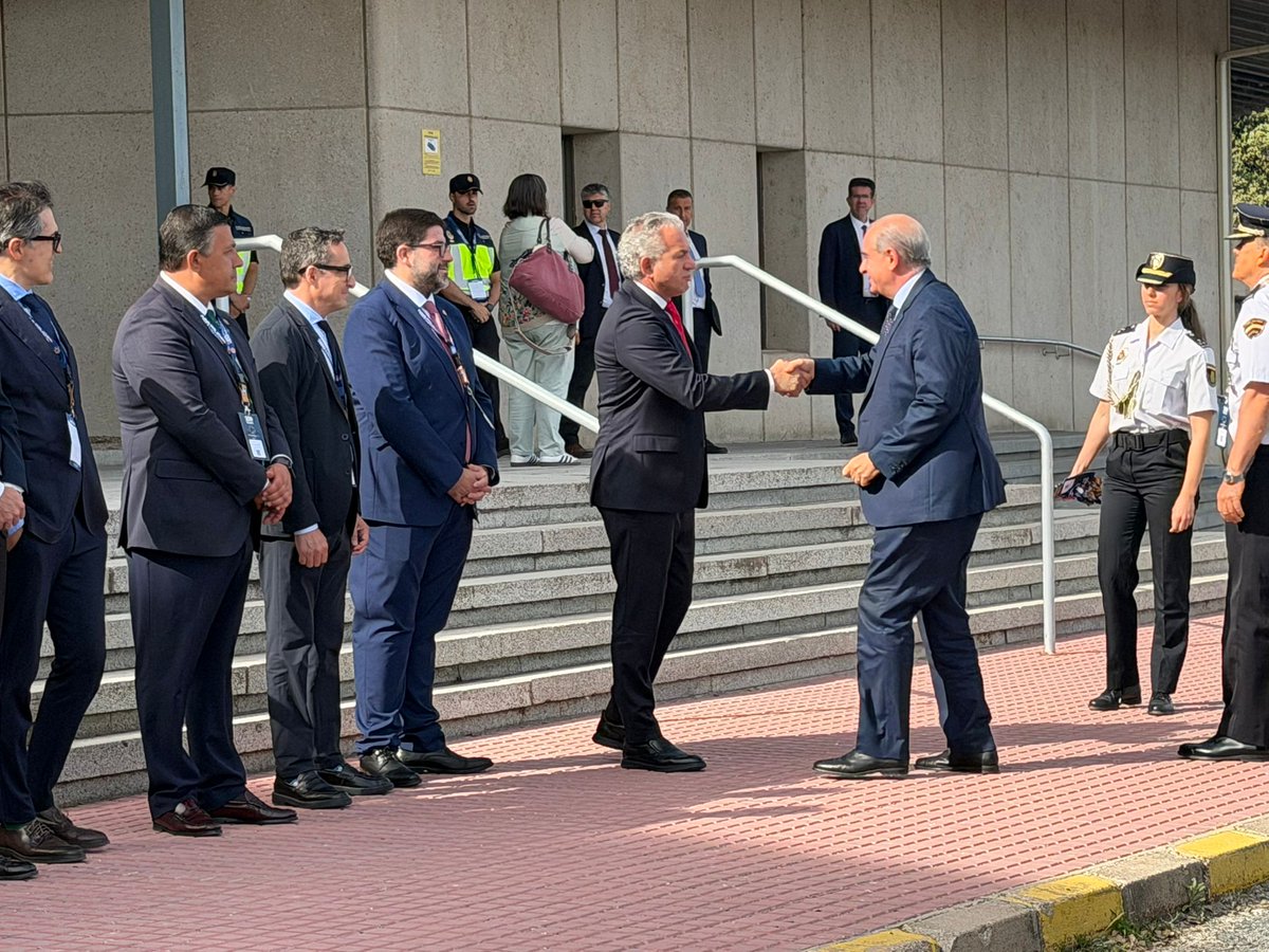 DelegGobCYL's tweet photo. El director general de la @policia, Francisco Pardo, acompañado de @NicanorSen , ha inaugurado la 6ª edición del congreso #Ciberwall en en Ávila
1 de cada 5 delitos en España es un ciberdelito. Pardo ha subrayado que la lucha contra el #cibercrimen es una prioridad del Gobierno https://t.co/hGdw8lioSB