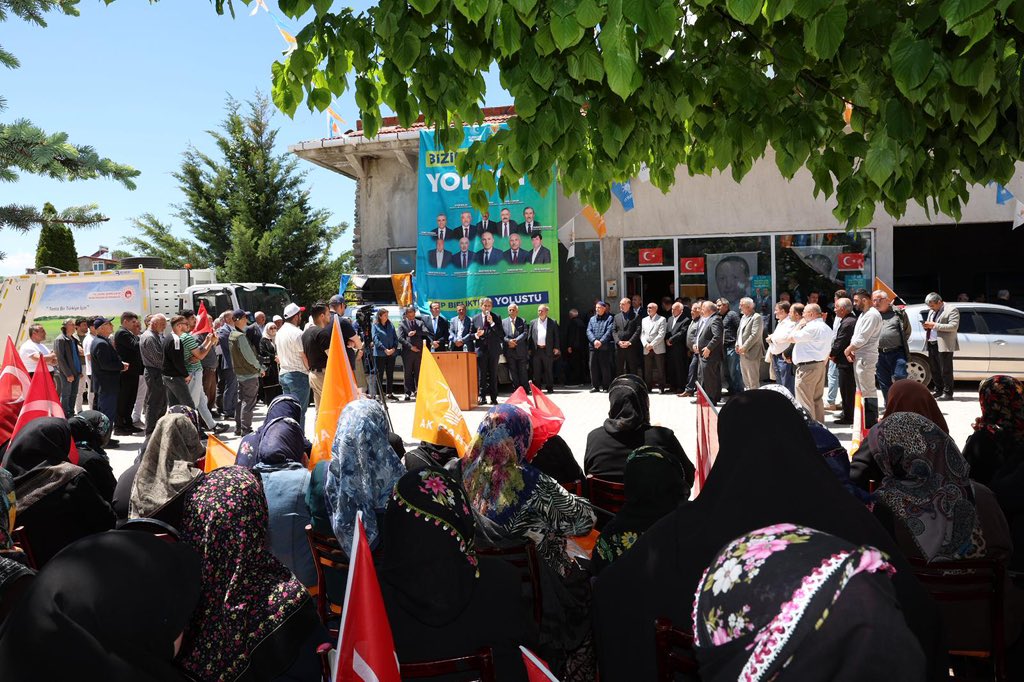 mustafademir's tweet photo. 📍 Tokat | Reşadiye-Yolüstü

7 Haziran’da gerçekleştirilecek belde belediye başkanlığı seçimi öncesinde Reşadiye Yolüstü Beldemizde kıymetli vatandaşlarımızla bir araya geldik.

Yolüstü’nün ihtiyaçlarını bilen, potansiyeline inanarak; bu güzel beldeyi daha güçlü yarınlara taşımak için çalışmalarımızı sürdürüyoruz.

AK Partimizin adayı Mustafa Altın ile birlikte Milletle Bütünleşen Belediyecilik anlayışla; Yolüstü beldemize eser kazandıracak, hizmet belediyeciliğini en güçlü şekilde hayata geçireceğiz.

@ademdizer 
@dtcuneytaldemir 
@SemihaEkinci58 
@EyupEroglu60 
@akpartitokat 
@Akparti
