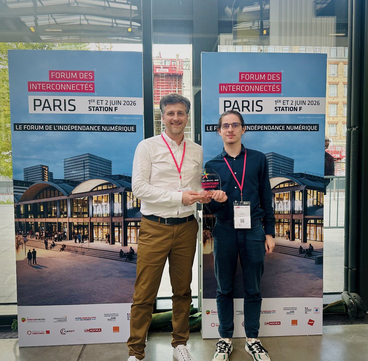 departement59's tweet photo. Pionnier en matière de réalité mixte, le @departement59 a reçu le label territoire innovant lors du forum des interconnectés, organisé à @joinstationf à Paris 👏

Nos expériences, développées grâce à des savoir-faire 100% internes, permettent de faire rayonner l’offre cyclable ou encore les musées du #Nord auprès de nouveaux publics. #ViveLeNord