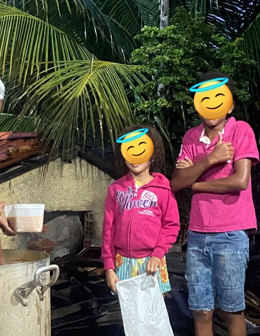 adrianaramossi's tweet photo. 🚨 URGENTE 🚨
Faltam 9 dias para nossa ação do agasalho para as crianças do sopão  solidário e so temos esses agasalhos que conseguimos na semana passada.
O frio chegou com força por aqui e ver crianças assim como na foto abaixo na fila com frio é muito triste
Doe agasalhos nos pontos de distribuição,via correios ou ajude via pix
Pix adriana.rc.drikaa@gmail.com
