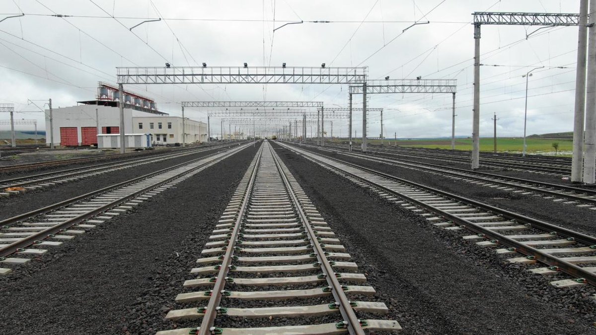 RashadNNabiyev's tweet photo. Bu gün Bakı–Tbilisi–Qars dəmir yolu xətti modernləşdirildikdən sonra yenidən istifadəyə verildi.

Azərbaycan, Gürcüstan və Türkiyənin uğurlu əməkdaşlığının nəticəsi olan bu layihə Orta Dəhlizin imkanlarını daha da genişləndirərək regionun nəqliyyat və tranzit potensialını gücləndirir.

Cənab Prezident İlham Əliyevin rəhbərliyi ilə həyata keçirilən ardıcıl siyasət nəticəsində Azərbaycan beynəlxalq nəqliyyat-logistika mərkəzi kimi mövqeyini daha da möhkəmləndirir. 

Bu strateji layihənin reallaşmasına göstərdiyi daimi diqqət və dəstəyə görə dövlət başçımıza minnətdarlığımızı bildiririk.