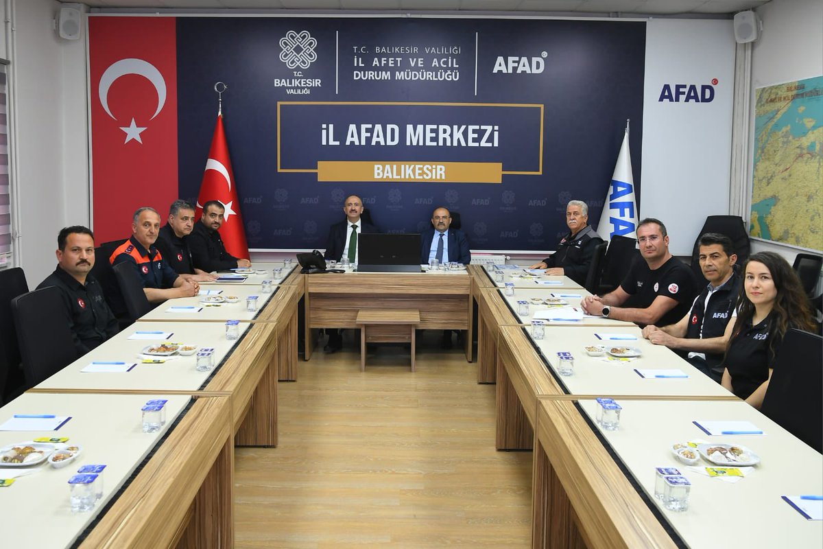 TC_Balikesir's tweet photo. Balıkesir İl Afet ve Acil Durum Müdürlüğü'nü ziyaret eden Vali İsmail Ustaoğlu ile İçişleri Bakan Yardımcısı Dr. Mehmet Cangir, risk azaltma, müdahale ve iyileştirme faaliyetleri kapsamında yürütülen afet yönetim süreçleri hakkında bilgi aldı. https://t.co/uJmjqlw0xC