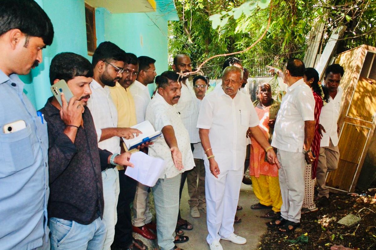 BABasavaraja's tweet photo. ಇಂದು ಕೆ.ಆರ್.ಪುರ ವಾರ್ಡಿನ ಎಸ್.ಬಿ.ಐ.ಬ್ಯಾಂಕ್ ಕಾಲೋನಿ, ಆನಂದಪುರದ ಶ್ರೀ ಗಣೇಶ ದೇವಸ್ಥಾನ,
ಮನಂ ನಗರ, ಮತ್ತು  ಅಕ್ಕ ಪಕ್ಕ ಬಡಾವಣೆ,
ಪಿ&amp;ಟಿ ಬಡಾವಣೆ, ಶ್ರೀ ಸಾಯಿ ಗಾರ್ಡನ್ ಬಡಾವಣೆಗಳಿಗೆ ಅಧಿಕಾರಿಗಳೊಂದಿಗೆ ಭೇಟಿ ನೀಡಿ ಎಲ್ಲಾ ಬಡಾವಣೆಗಳ ಪರಿವಿಕ್ಷಣೆ ನಡೆಸಿ,ಸಮಸ್ಯೆಗಳನ್ನು ಆಲಿಸಿ ಅತೀ ಶೀಘ್ರದಲ್ಲೇ ಬಗೆಹರಿಸಲು ತಿಳಿಸಲಾಯಿತು.
#Krpura https://t.co/UETFApkWFs