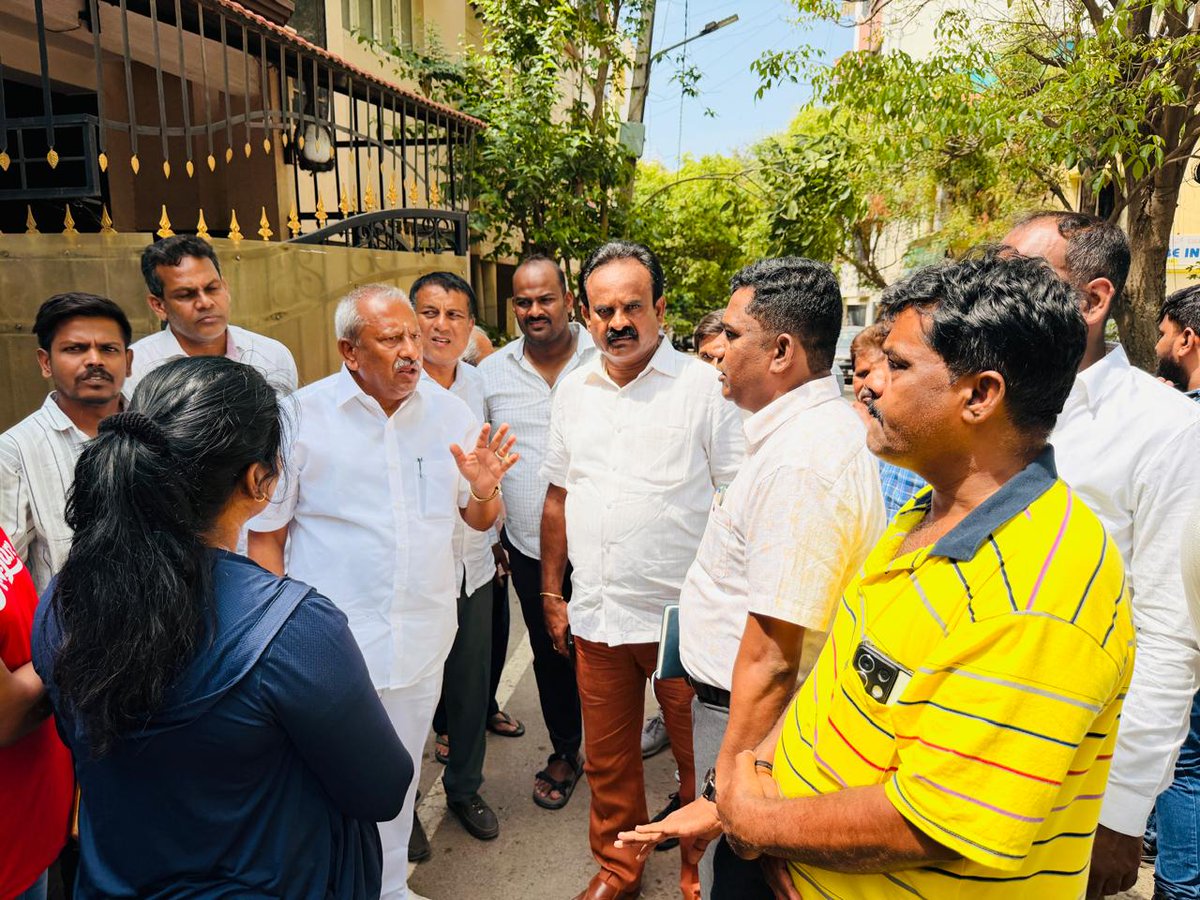 BABasavaraja's tweet photo. ಇಂದು ಕೆ.ಆರ್.ಪುರ ವಾರ್ಡಿನ ಎಸ್.ಬಿ.ಐ.ಬ್ಯಾಂಕ್ ಕಾಲೋನಿ, ಆನಂದಪುರದ ಶ್ರೀ ಗಣೇಶ ದೇವಸ್ಥಾನ,
ಮನಂ ನಗರ, ಮತ್ತು  ಅಕ್ಕ ಪಕ್ಕ ಬಡಾವಣೆ,
ಪಿ&amp;ಟಿ ಬಡಾವಣೆ, ಶ್ರೀ ಸಾಯಿ ಗಾರ್ಡನ್ ಬಡಾವಣೆಗಳಿಗೆ ಅಧಿಕಾರಿಗಳೊಂದಿಗೆ ಭೇಟಿ ನೀಡಿ ಎಲ್ಲಾ ಬಡಾವಣೆಗಳ ಪರಿವಿಕ್ಷಣೆ ನಡೆಸಿ,ಸಮಸ್ಯೆಗಳನ್ನು ಆಲಿಸಿ ಅತೀ ಶೀಘ್ರದಲ್ಲೇ ಬಗೆಹರಿಸಲು ತಿಳಿಸಲಾಯಿತು.
#Krpura https://t.co/UETFApkWFs