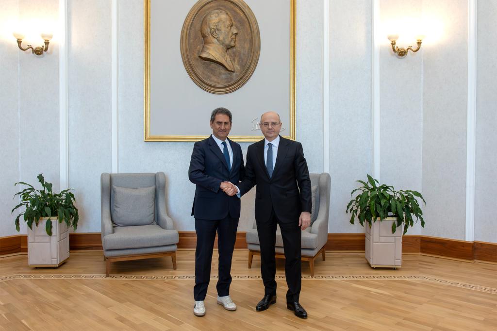 ParvizShahbazov's tweet photo. During a meeting with Francesco La Camera (@flacamera), Director-General of the International Renewable Energy Agency (@IRENA), we discussed the development of bilateral and a Central Asia format, the financing of #renewableenergy projects, regional #energyintegration, and measures to accelerate the #greenenergy transition.