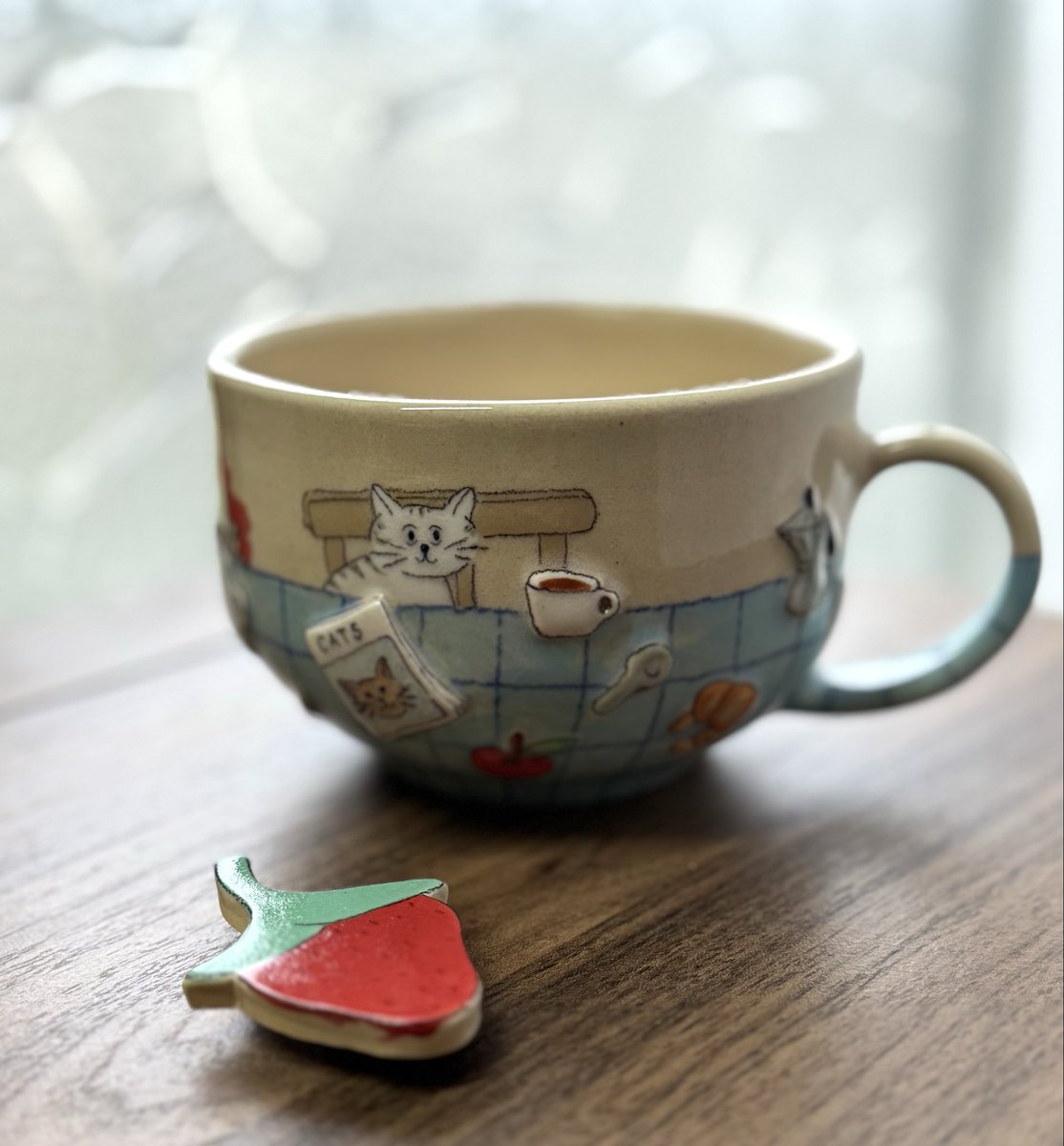 tottonosuke's tweet photo. 注文していたカップが届きました
かわいい…かわいくって使えない

（おまけのいちごのマグネット🍓と共に） https://t.co/M4ca2ifwfp