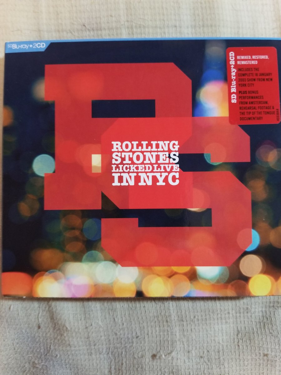1004Jet's tweet photo. 充実していたリックス・ツアーの2003年NY公演マジソン・スクエア・ガーデンの熱狂の一夜をBlu-rayの最高の画質と2枚のCDで。冒頭の「ストリート・ファイティング・マン」をラフなギターカッティングしながらぶらりと歩いて登場するキースに参ってしまう、2000年代に入ったストーンズ本当に凄いな。 https://t.co/ZZ1JGOTKxk