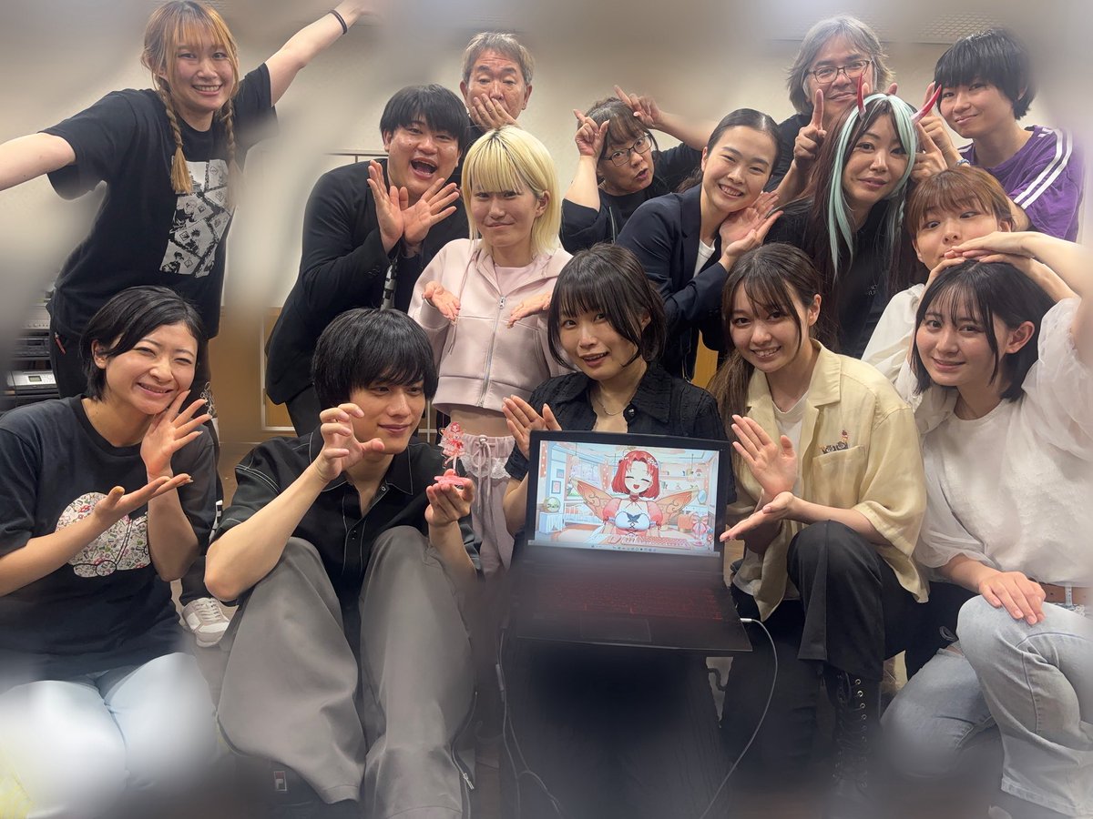 Ayagiri_Takuya's tweet photo. 稽古でした。休憩時間も賑やかで
みんなから元気をもらっています☀️

是非沢山の方々に観ていただきたい✨
公演チケット、そしてグッズ情報…
要チェックです〜😎 
#Vtuber全員かえしてみた https://t.co/oiGvKB1u8F