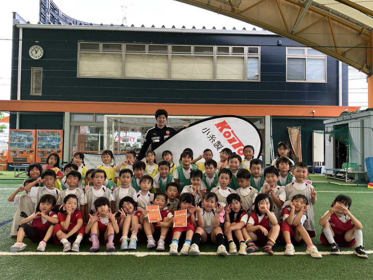 spulse_school's tweet photo. 【南八幡幼稚園 巡回教室supported by #小糸製作所】
 
つばさコーチ⚽️いっしーコーチ⚽

今日の日を楽しみにしてた子どもたち🙌
大きな挨拶からスタート‼️
全力でサッカーを楽しみ、サッカーが好きになりました🥰

スクールTOP👇
https://t.co/qONrP03H7Q

#spulse
#エスパルスサッカースクール https://t.co/CvQXQQnYbN