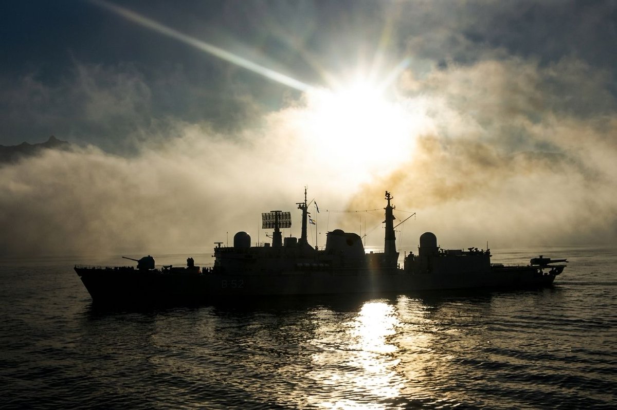 martiniotero's tweet photo. El entonces #Destructor misilístico #Type42 (D-1) #ARAHércules (#DEHE), de la #ArmadaArgentina, opero cómo tal desde 1977 hasta 1999, navegando al atardecer en aguas del #MarArgentino custodiano la Soberanía Nacional. https://t.co/9PMe7pXyxY