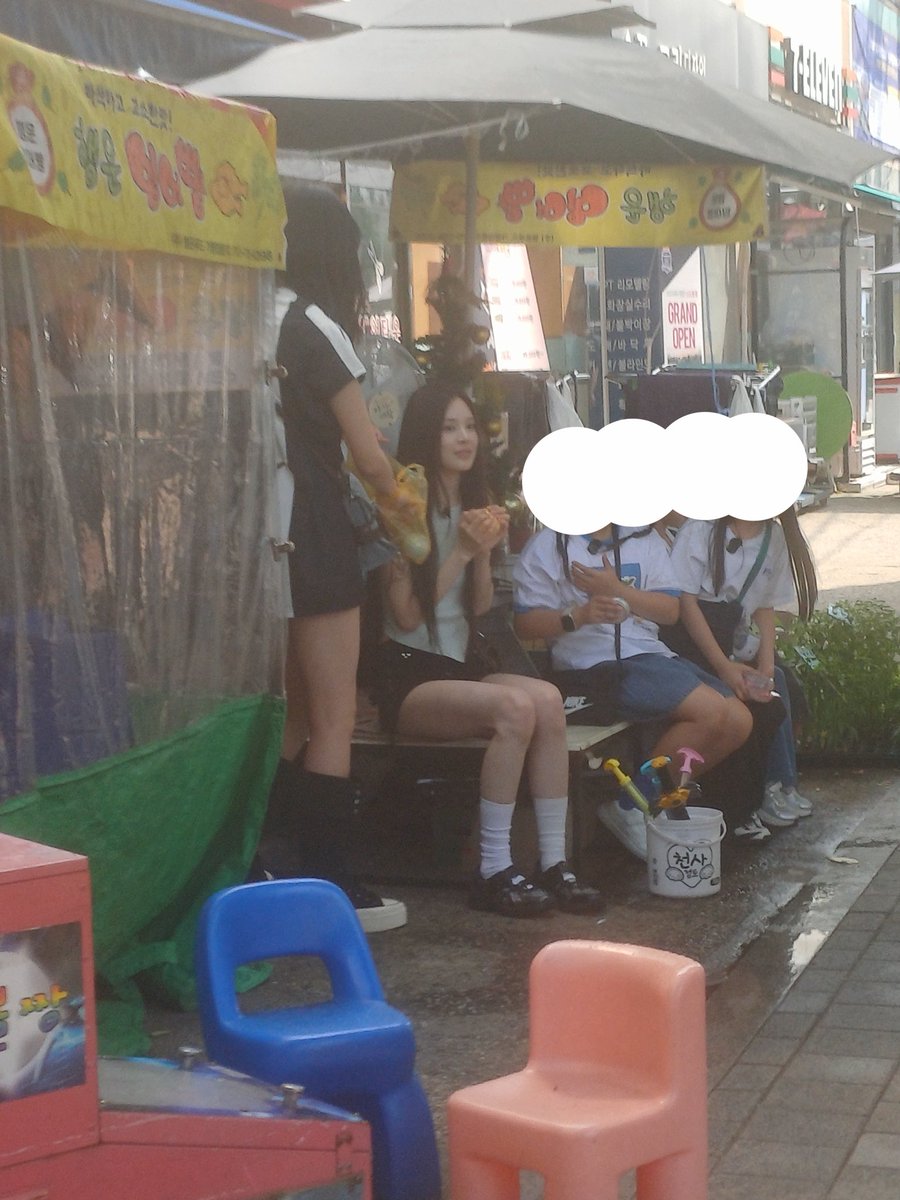 hajeemalatang's tweet photo. seems like they actually filmed content they were seen with elementary school kids 😭

©gimyeeu60154723 https://t.co/SMBpFFeSTx