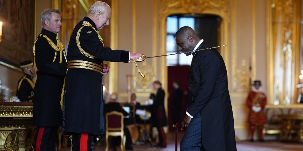 RoyalFamily's tweet photo. Congratulations to everyone who received honours at today’s Investiture ceremonies, hosted by The King at Windsor Castle. 🎖️👏

Amongst recipients were...

🎬 Sir @IdrisElba for services to young people. 

⛸️ @TorvillandDean for services to ice skating and voluntary service.

🎭 Dame Meera Syal for services to literature, drama and charity.

⚖️ Betty Brown OBE for services to justice.

🎞️ @PaulChuckle2 MBE for charitable service.