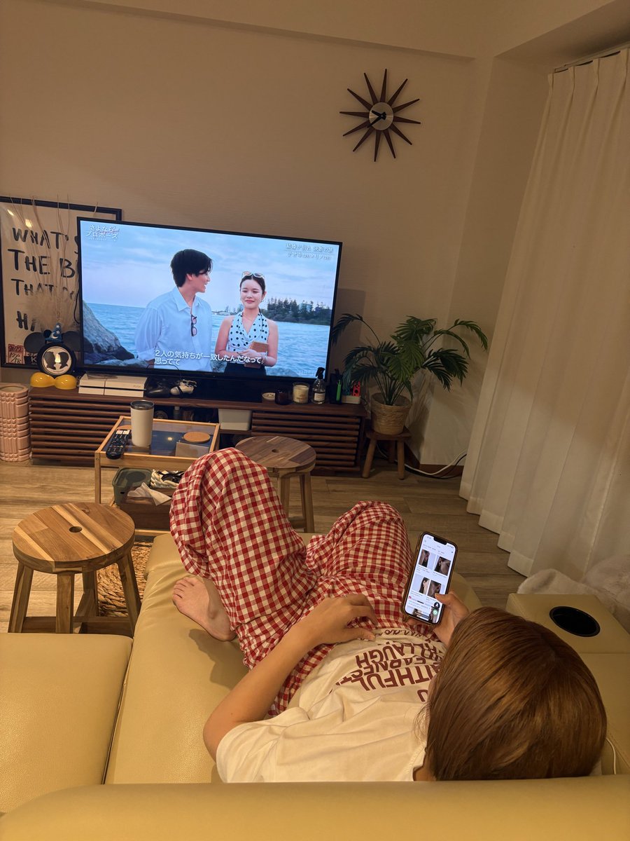 kicknaru's tweet photo. 👩「どうせ全員結婚すんねん。見ててごらん。」

って何度も言いながらこの体勢と携帯片手に最終回観てます。
#さよならプロポーズ https://t.co/fJDlCDHhpf