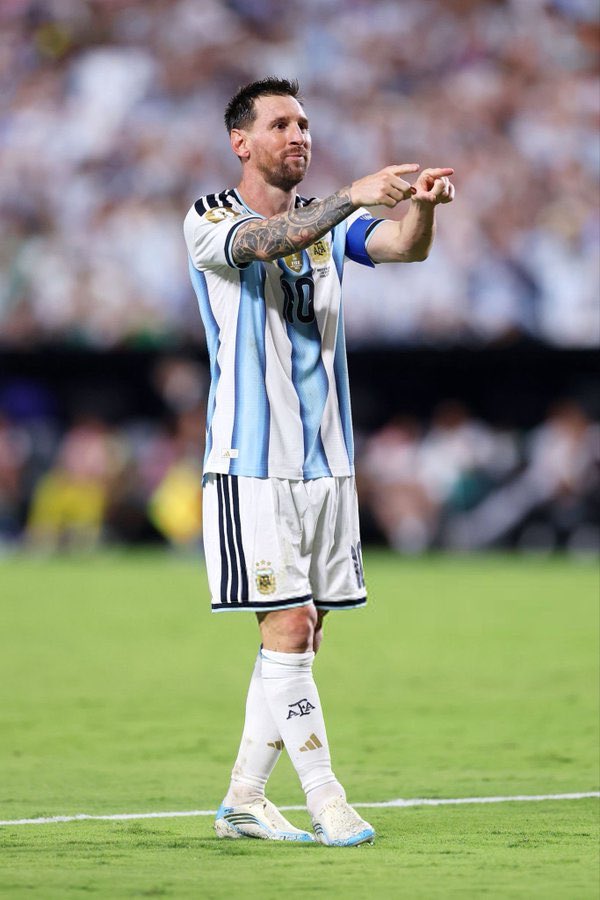 MessiLeoBrasil_'s tweet photo. 🚨 Lionel Messi se torna o jogador com mais hat-tricks por seleções nacionais na história do futebol:

11 hat-tricks — 🇦🇷 Lionel Messi
10 hat-tricks — 🇵🇹 Cristiano Ronaldo https://t.co/OAFaU0GNdk