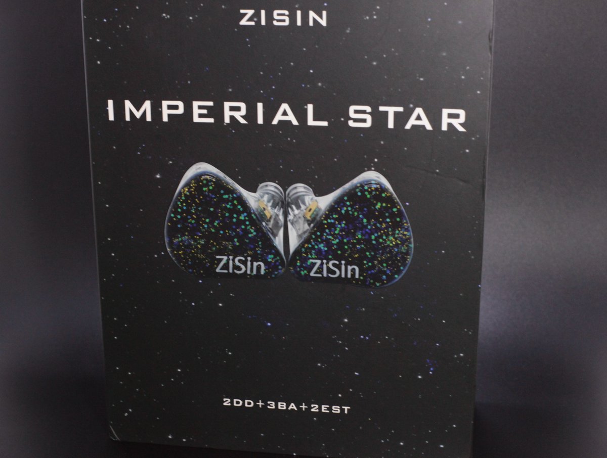 spongebob02837's tweet photo. 提供品着弾🎧

ZiSin Official（@zisin168) 様よりご提供いただきました✍🧵

✨️ZiSin IMPERIAL STAR ✨️
ドライバー構成：2DD+3BA+2EST

ESTを搭載したフラグシップIEM👑
まず目を引くのはホワイトオイルによって中のラメが動くグリッターパネル！
凄くない？🫣

ドライバーも2DDに加えESTを使ったかなり面白そうなトライブリット構成！
EST機のレビューは初めてなのでガッツリシバしつつ楽しみたいと思います😎

※外箱もフラグシップ過ぎて画角に収まりませんでしたw

後日、感想レビューを投稿しますので、お手数ですが拡散にご協力いただけますと幸いです✨️