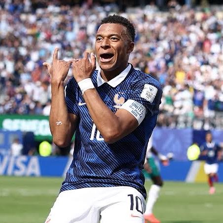 JMaquiavello's tweet photo. Dos goles de los sucesores que debían ser reyes.

Y hattrick de un vaquero jubilado en la MLS que, hasta su retiro, seguirá siendo indiscutiblemente el rey del fútbol mundial.

Y lo hace para igualar al máximo goleador en la historia de los mundiales. Lo de Messi es irrepetible. https://t.co/3zhXD6VbV8