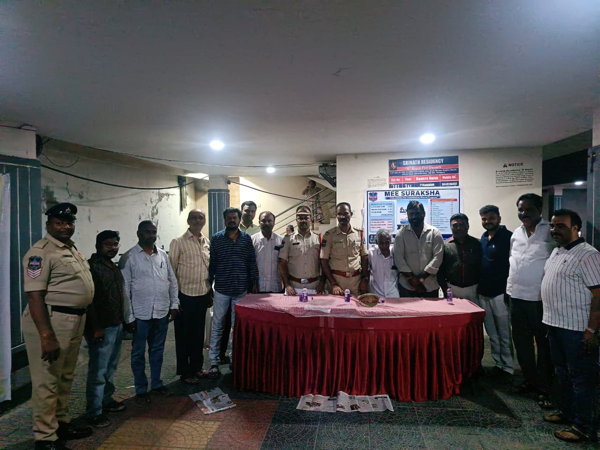 ShoMarket's tweet photo. Awareness Program conducted in Market PS limits by SHO Market PS Sri V. Ramchander along with Sector SIs and staff. Workers and the public were educated on the #MeeSuraksha App, its benefits, and the importance of worker registration for safety, security, and welfare https://t.co/GnRYhdIsET