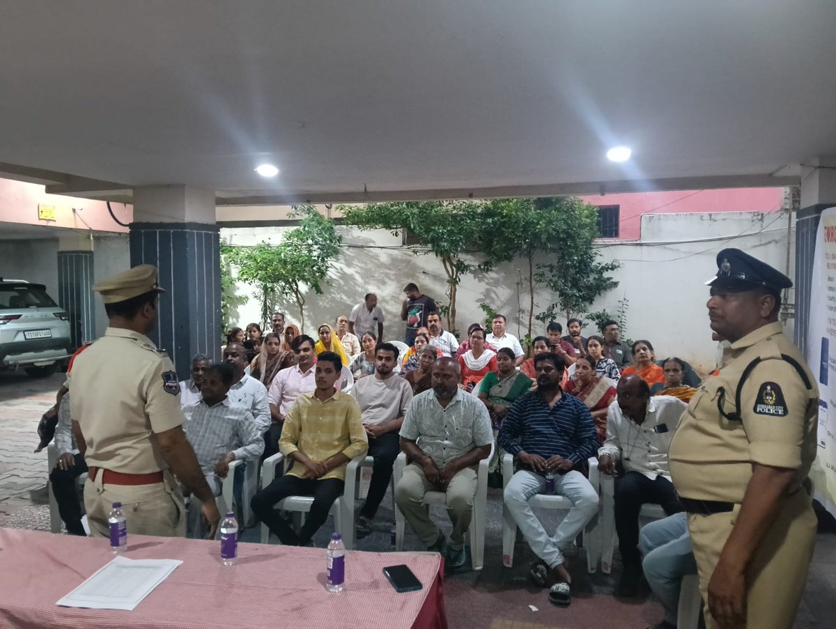 ShoMarket's tweet photo. Awareness Program conducted in Market PS limits by SHO Market PS Sri V. Ramchander along with Sector SIs and staff. Workers and the public were educated on the #MeeSuraksha App, its benefits, and the importance of worker registration for safety, security, and welfare https://t.co/ahAhDgFn3c