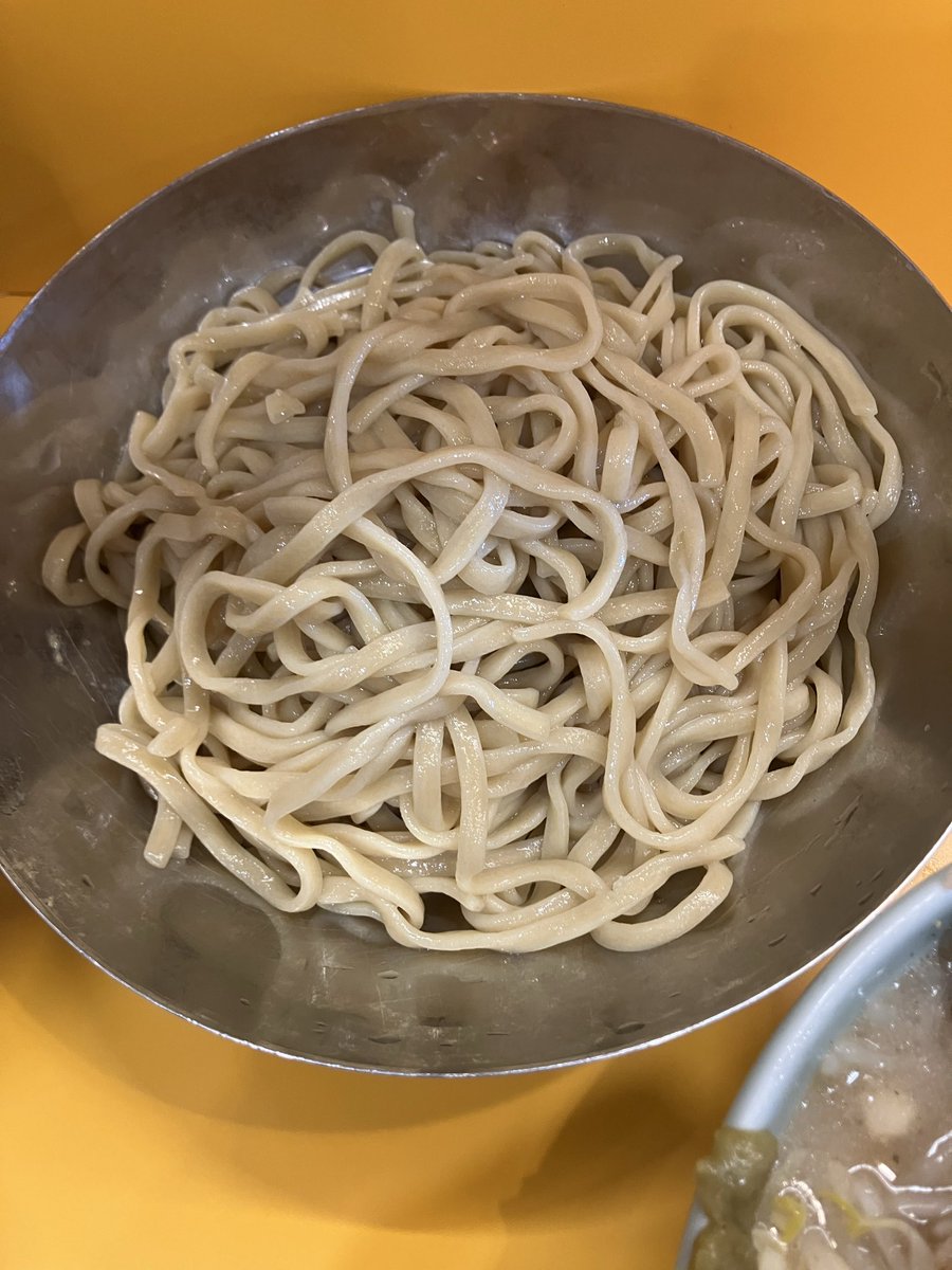 GOGOtanfo's tweet photo. ラーメン二郎 八王子野猿街道店2
なみのりつけ麺 野菜 大蒜 脂 生たまご〜
野猿で1番好きな限定…なみのり喰いに此方へ
コーンが‼︎wまぁそんな日もあるさ
ガツンとショッパ旨出汁スープ！キタキタキタ〜
豚は柔らかくホロホロ…旨すぎ〜
これで無事に夏を迎える準備が出来ました〜
ごっちゃんし https://t.co/J8aqyMXAA6