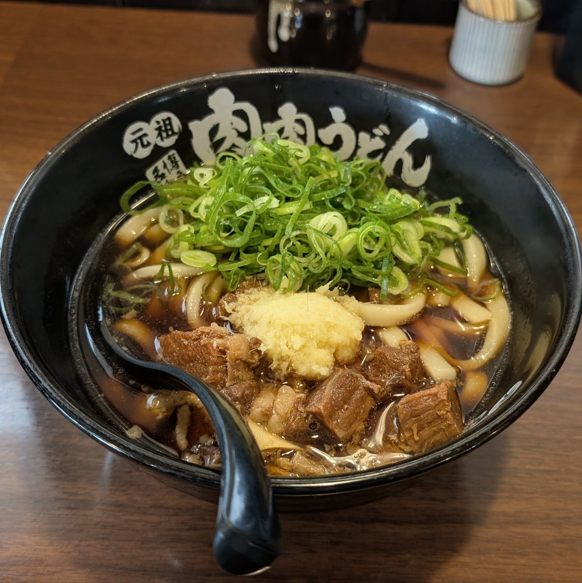 KOA7177's tweet photo. 佐賀での昼食は肉肉うどん
福岡の番組でよく出てたので気になってたので
やっと食べれる。
濃厚な甘みのつよい出汁に生姜が効いてますね。
なかに入ってる肉もしっかり味が染みて旨い。 https://t.co/QzDS9xqWbB