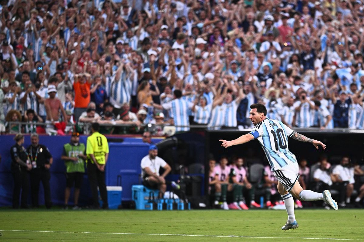 Joaconel's tweet photo. NUNCA JAMAS EN LA VIDA TE RETIRES DEL FÚTBOL.

TE LO PEDIMOS POR FAVOR. https://t.co/itcMI0bUTM