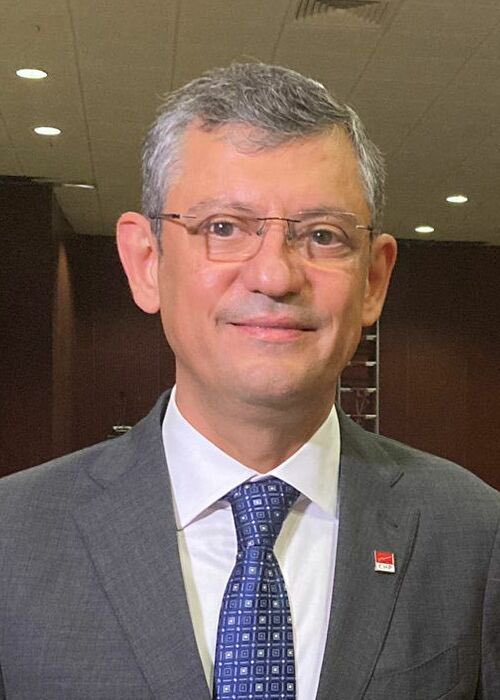 nurhancetinkaya's tweet photo. Parti kur, milyonlar destekliyor seni @eczozgurozel . Özellikle yurt dışı oylarıyla tarih yazacağı söyleniyor. Ben mi? Ben o milyonların içinde değilim. https://t.co/BStv908hkQ