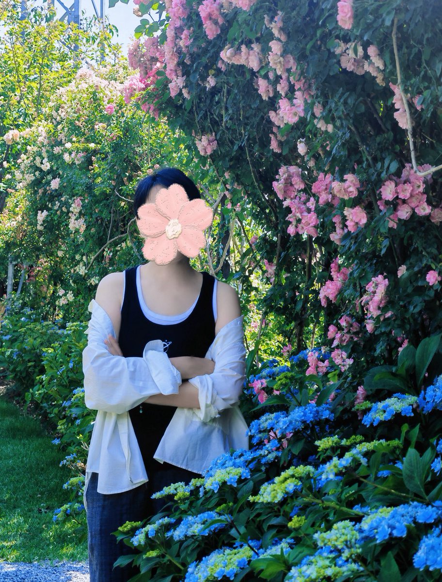 KekeXiao9's tweet photo. 第一次尝试穿爱禾背心,爱禾让我尝试和以前不同的穿衣风格。外套是蜗牛衬衣~(照片有拼命用磨皮去皱🤣)#爱禾 #ehzz #张哲瀚 https://t.co/VQa9xPOEJt