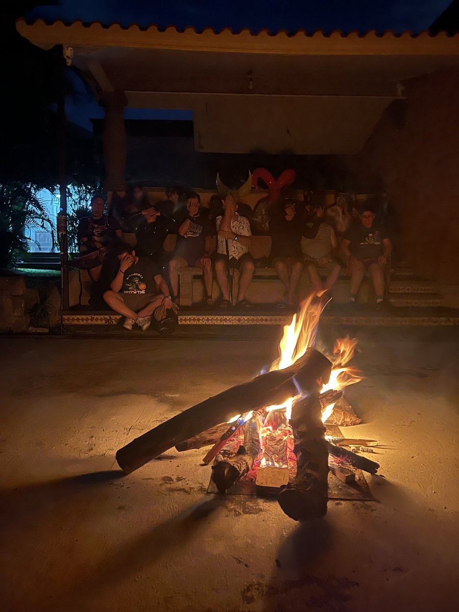 AlexanderBDSM's tweet photo. El consejo tribal reunido para la entrega de reconocimientos en el WKND Survivor 😍 #KinkMX https://t.co/q0K9NxozGl