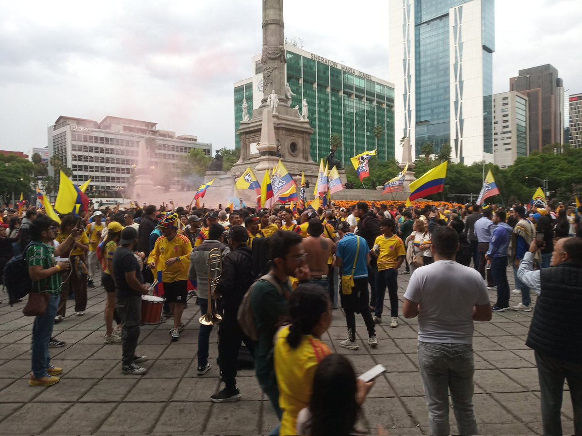 MC__Ben_Sahar's tweet photo. La fiesta que se generaron los colombianos en Paseo de la Reforma. Y eso que mañana apenas debutan en la Copa mundial.
Es una experiencia asombrosa. ✨💛💛💙❤️
Mucha suerte mañana
 @tianasanders96 @majolopezza @Marcela252016 @itsjustlady01
Y l@s demás seguidor@sb https://t.co/J0YTLvBtYF