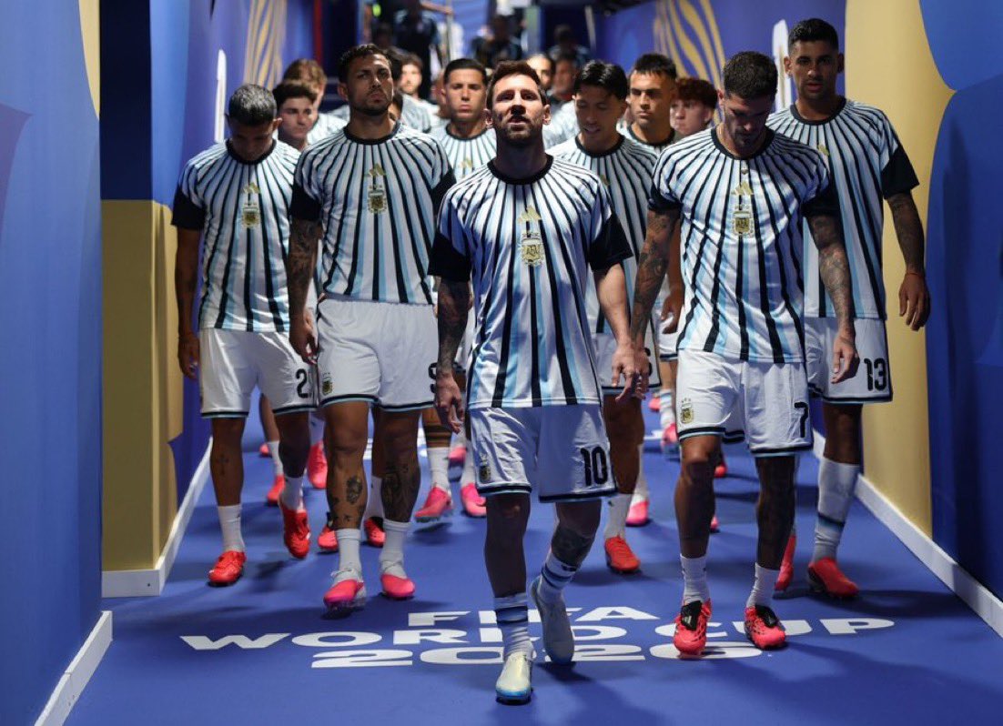 2bu5aled's tweet photo. من لاعب خسر نهائي كأس العالم و وصل منتخبه في 2018 لأسوأ مستوياته .. إلى بطل العالم و هداف كأس العالم 

هذا الإنقلاب التاريخي قصة نجاح ملهمة بطلها الأفضل في التاريخ .. ليونيل ميسي 🐐🔝 https://t.co/Dw3pPHHG4L