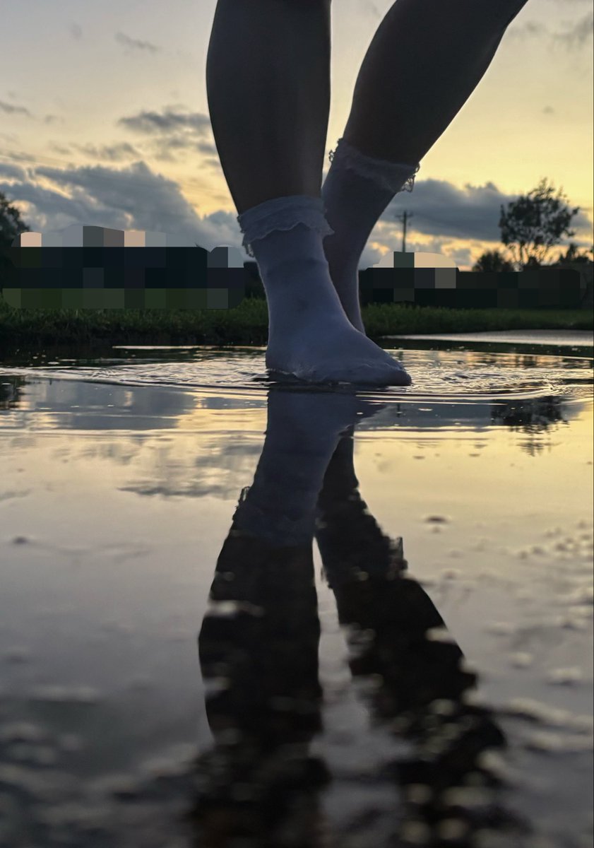 faefootprints's tweet photo. Love the rain! ✨💕
#feet #footfetish #socks #puddles #public https://t.co/AkDsJDMYNo