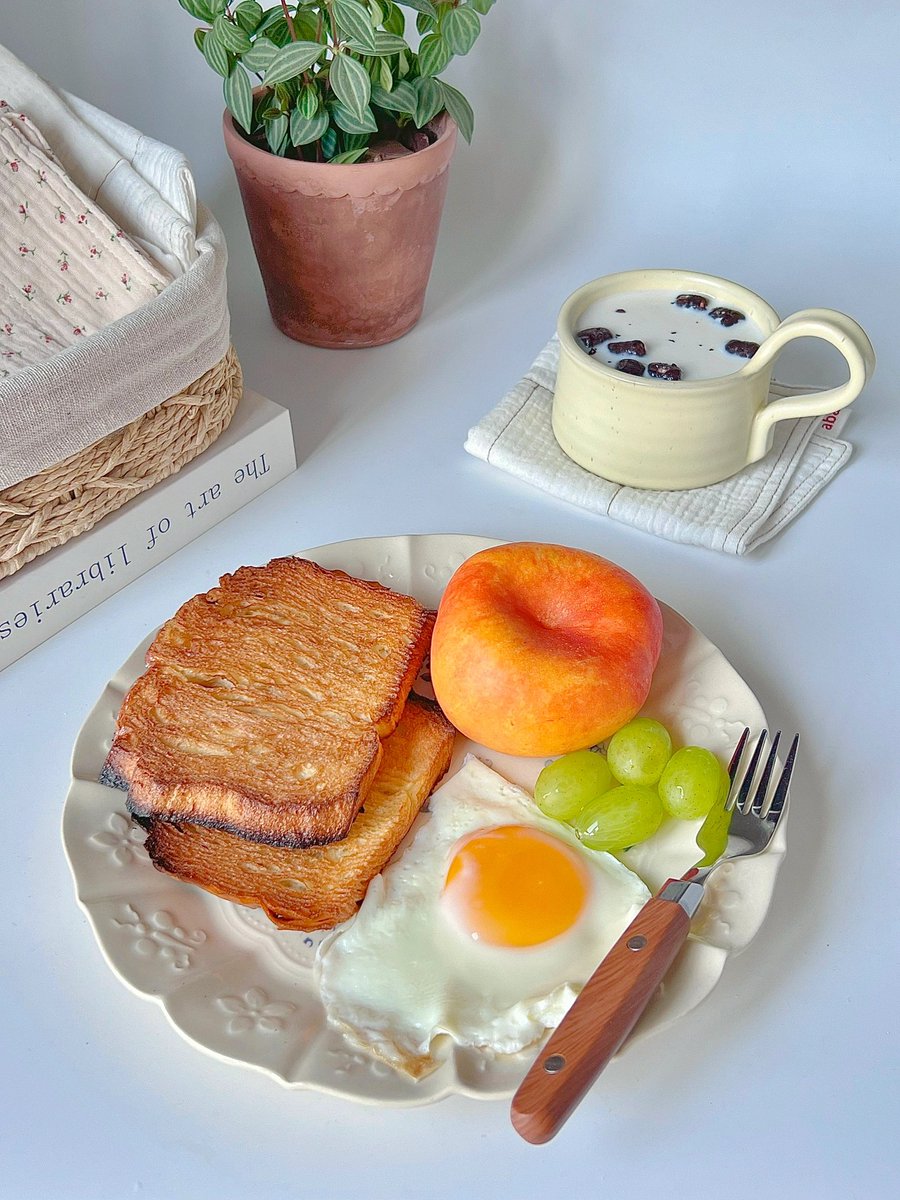 alharunalrasyid's tweet photo. [Just grabbed the best homemade avocado toast—crunchy sourdough, ripe avocado, a sprinkle of chili flakes and a fried egg. Perfect cozy little lunch on a rainy day!] https://t.co/U8sZZMBwUm