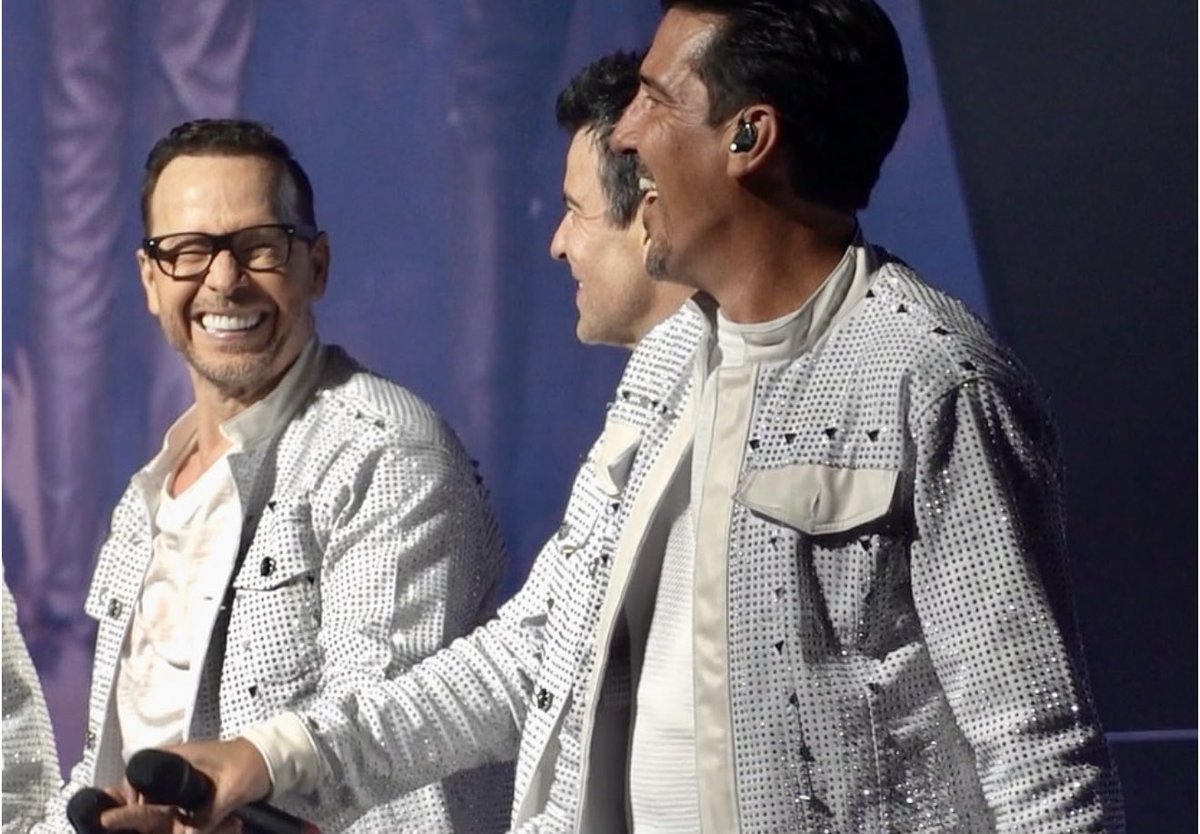 KaileyLlewelly1's tweet photo. It’s #twug Tuesday! @Chezsmom13 @xEmma_xo @blockhead_ali @geisheather_ @SADonniegirl @treasure_nkotb @DonnieWahlberg @KMayton41 @OT_beth @UniqueNatasha08 @birdtracs @lexipie81 @SABRINALYNN1232 @JordanxNKOTB @Fiery_Nugget @vivian2fine @MollyKida08 @alyssaluvsddub sending my biggest hugs around even to the ones I didn’t tag🫂❤️

(📸 Credit @cleekers ) this photo makes me smile so big! 🤗🧡💛
