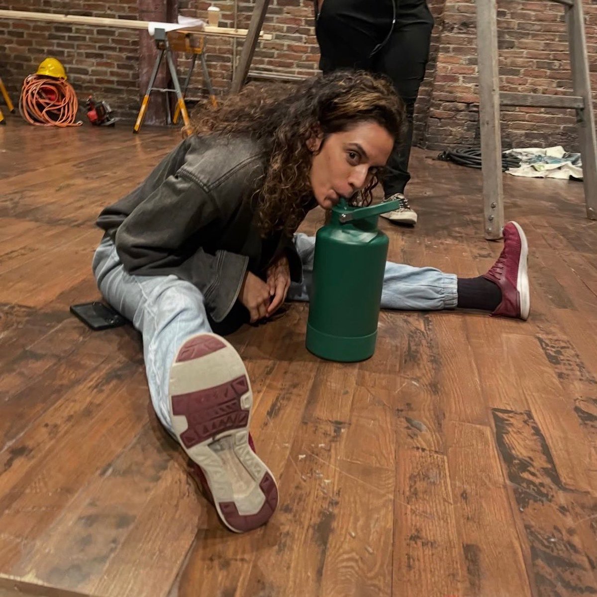 stylescomer's tweet photo. love her and that giant massive water bottle https://t.co/ldOxeSk7kK